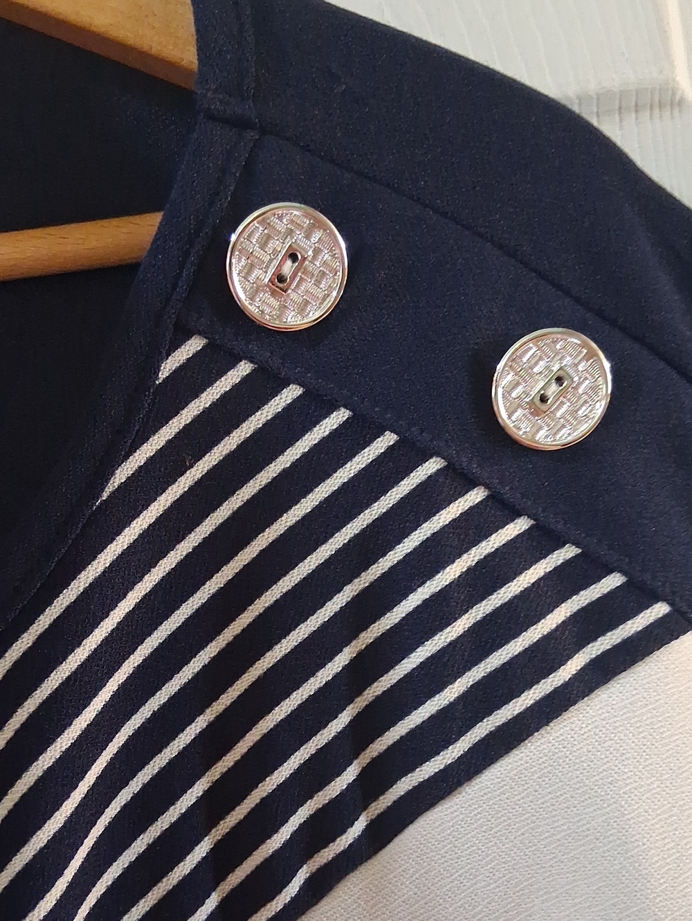 Navy and White Geometric Cap-Sleeve Stretchy Top - Picture 4 of 5